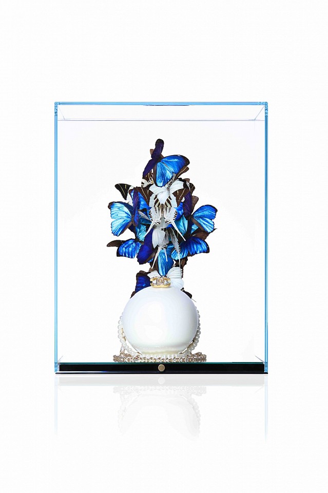 Roman Feral, Chanel White Pearl White & Blue II, 2023
Chanel Bag, Preserved Natural Butterflies, Glass and Mirror Display, Engraved Signature Plate, 19 5/8 x 15 5/8 x 15 5/8 in.