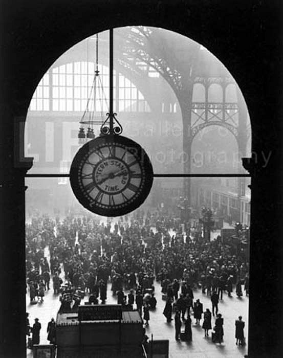 Alfred Eisenstaedt, Farewell of Servicemen, Clock at Penn Station, New York, 1943
Silver Gelatin Print, 20 x 16 inches