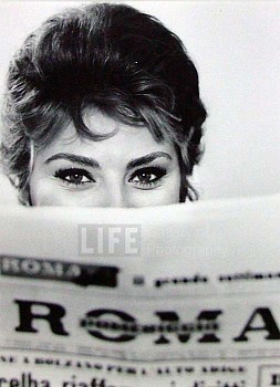 Alfred Eisenstaedt -&nbsp;Alfred Eisenstaedt Actress Sophia Loren Peering Over the Top of a ROMA Newspaper, Rome, Italy