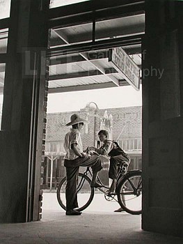 Andreas Feininger - Andreas Feininger Barefoot Boys Gather Around the Post Office, D'Lo, Mississippi