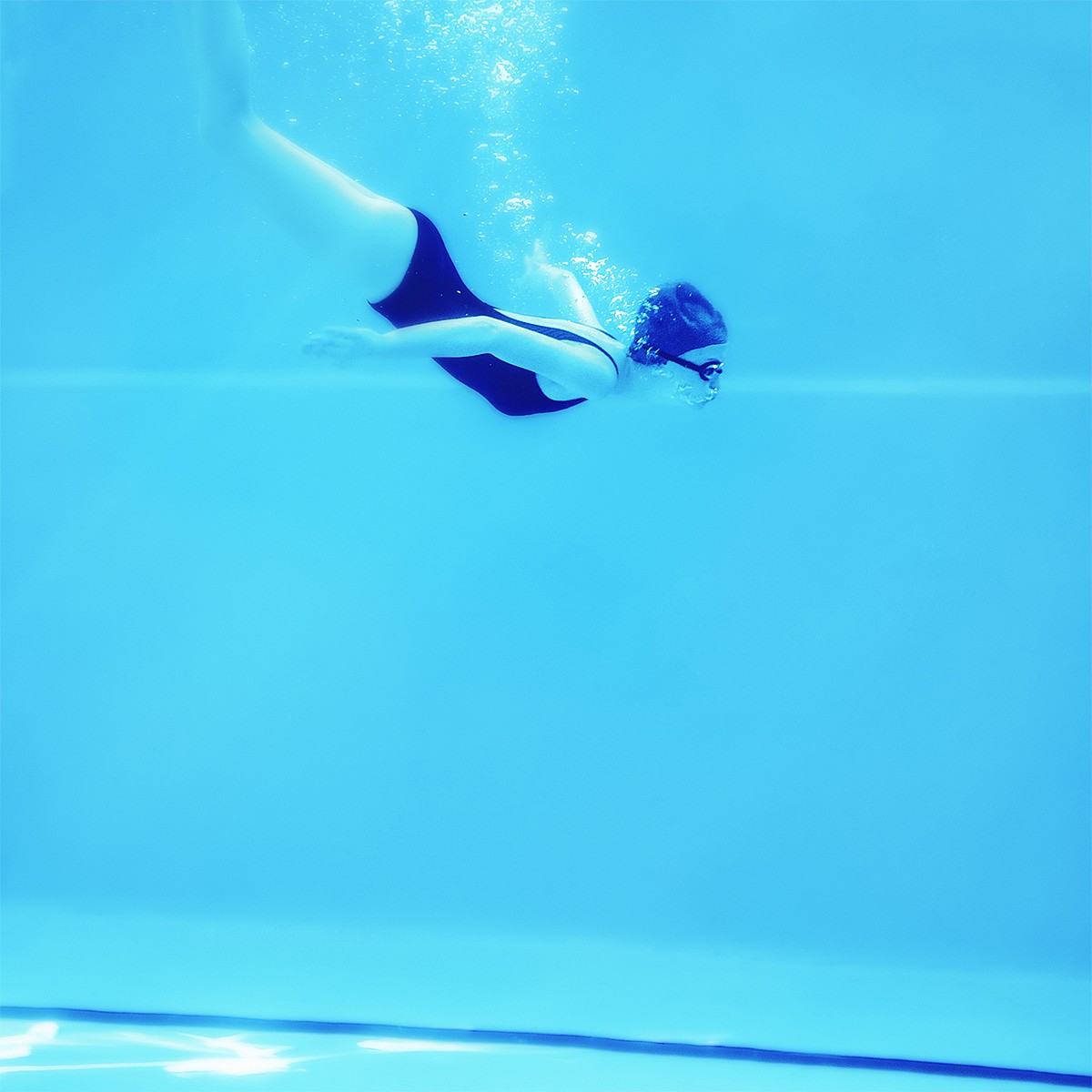 Лежать на дне бассейна. Женщина на дне бассейна. Фотопроект в бассейне. Плитка в бассейне под водой. Блондинка на дне бассейна.