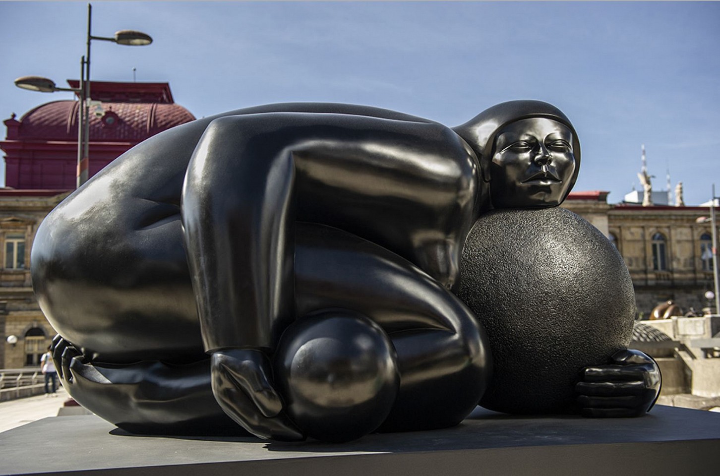 Jorge Jiménez Deredia, Energí­a Atávica
Bronze Sculpture, 43 1/4 x 94 3/8 x 66 7/8 in.