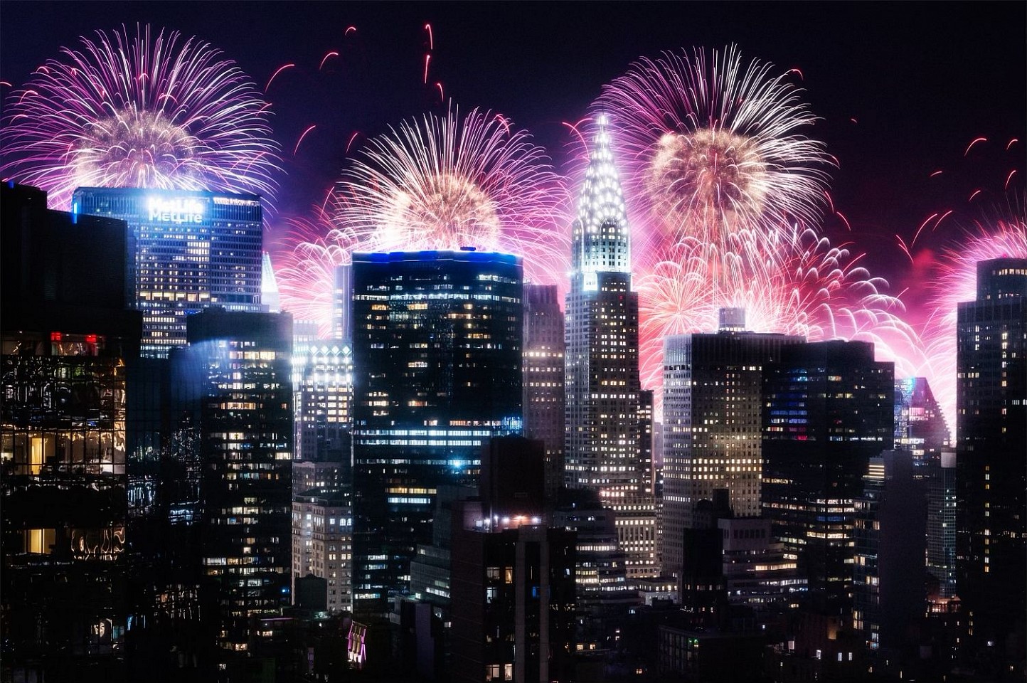 David Drebin, Sleepless in New York, 2022
Digital C Print with Diamond Dust, 39 x 59 in.