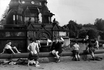 Harry Benson -&nbsp;Harry Benson Glasgow Boys in Fountain
